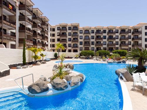 duży basen z kamieniami przed budynkiem w obiekcie Apartment Balcón del Mar-1 by Interhome w mieście Costa Del Silencio