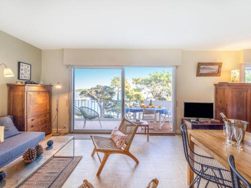 un salon avec un canapé et une table dans l'établissement Apartment La Baie de Beaumer by Interhome, à Carnac