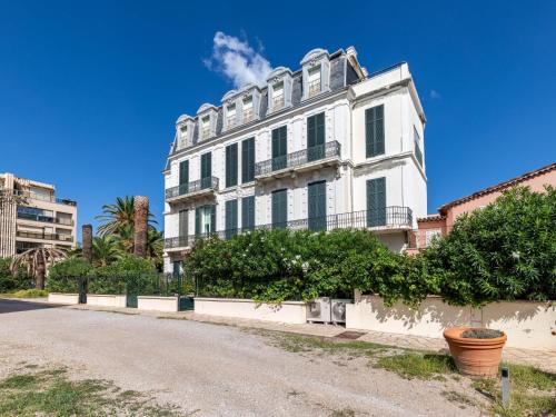 biały budynek przy drodze w obiekcie Apartment Les Araucarias by Interhome w Cannes