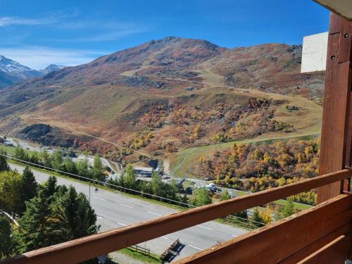 - un balcon avec vue sur la montagne dans l'établissement Apartment Burons 709-718 by Interhome, aux Menuires