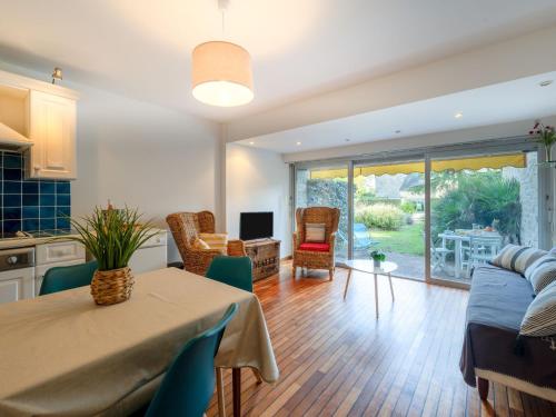 une cuisine et un salon avec une table et des chaises dans l'établissement Studio Les Pins-4 by Interhome, à Carnac