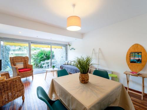 - un salon avec une table et des chaises dans l'établissement Studio Les Pins-4 by Interhome, à Carnac