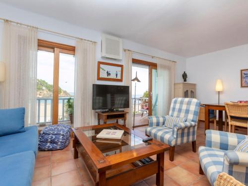 巴古爾的住宿－Apartment Sa Riera Beach by Interhome，客厅配有蓝色的沙发和电视