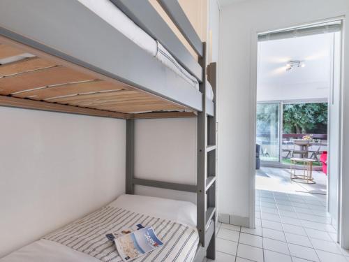 Ce lit superposé se trouve dans un dortoir doté d'une terrasse. dans l'établissement Apartment Océan-2 by Interhome, à Carnac