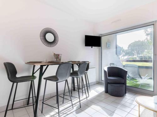 une salle à manger avec une table et des chaises dans l'établissement Apartment Océan-2 by Interhome, à Carnac