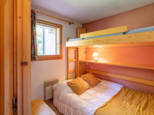 une chambre avec deux lits superposés et une fenêtre dans l'établissement Apartment Aiguilles du Midi by Interhome, à Saint-Gervais-les-Bains