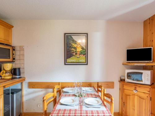 une cuisine avec une table et des chaises ainsi qu'une table sidx sidx sidx dans l'établissement Apartment Aiguilles du Midi by Interhome, à Saint-Gervais-les-Bains