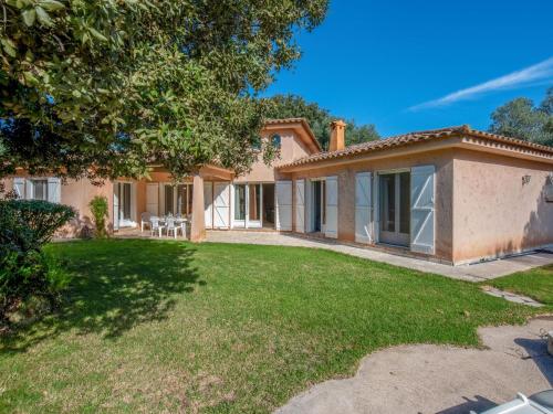 une maison avec une cour devant dans l'établissement Villa Corba Bala by Interhome, à Porto-Vecchio