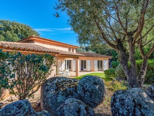 une maison avec une statue devant une maison dans l'établissement Villa Corba Bala by Interhome, à Porto-Vecchio