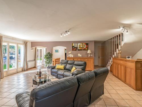 un salon avec un canapé et une table dans l'établissement Villa Corba Bala by Interhome, à Porto-Vecchio