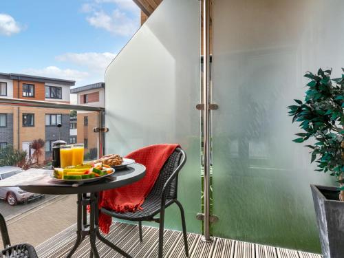 een balkon met een tafel en een fruitschaal. bij Apartment Stones Throw by Interhome in St Austell
