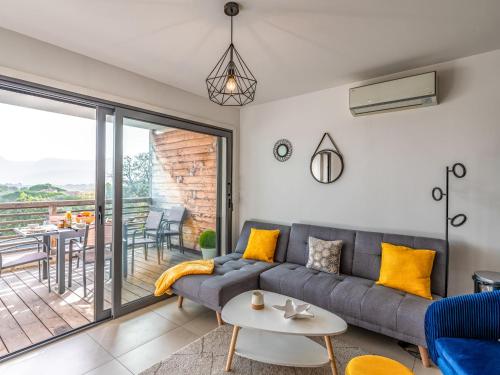 un salon avec un canapé et une table dans l'établissement Apartment Cita Di Sali 13 by Interhome, à Porto-Vecchio