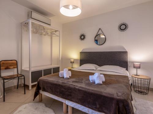 une chambre avec un grand lit avec des serviettes dessus dans l'établissement Apartment Cita Di Sali 13 by Interhome, à Porto-Vecchio
