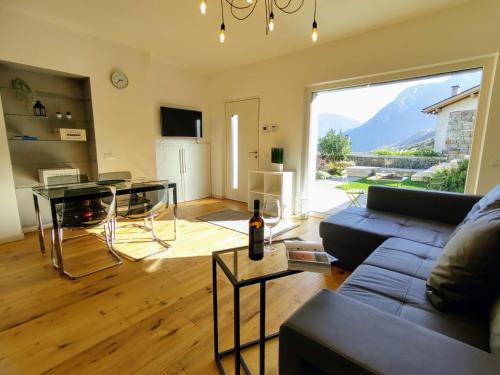 uma sala de estar com um sofá e uma mesa em Apartment Ronscione Bellavista by Interhome em San Cassiano