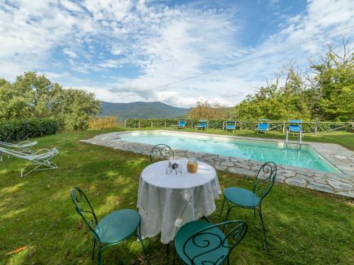 una mesa y sillas junto a una piscina en Holiday Home Il Feudo by Interhome en Poggioni