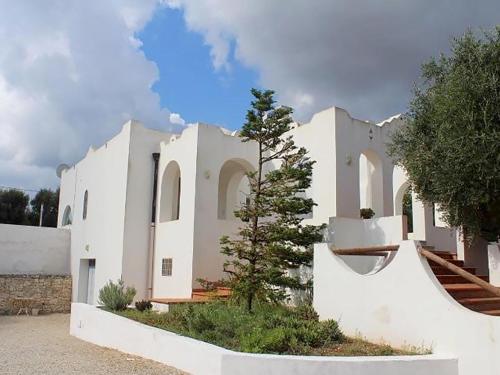 ein weißes Haus mit einem Baum davor in der Unterkunft Holiday Home La Badessa by Interhome in Ostuni