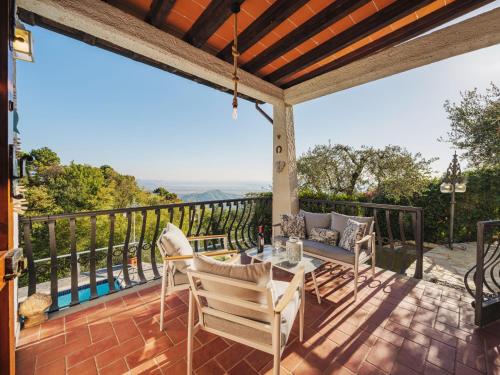 d'une terrasse avec une table et des chaises sur un balcon. dans l'établissement Holiday Home Mistral by Interhome, à Corsanico-Bargecchia