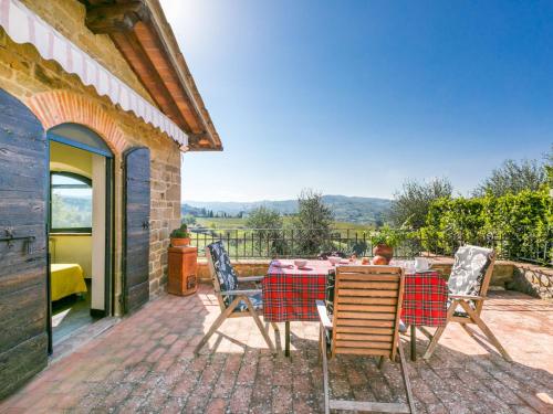 een patio met een tafel en stoelen op een balkon bij Apartment L'Angolo di Uzzano by Interhome in Greve in Chianti