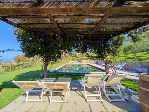 um pátio com cadeiras e uma piscina em Holiday Home Meridiana by Interhome em Cana
