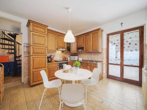 セラヴェッツァにあるHoliday Home Casa Giulia by Interhomeのキッチン(白いテーブル、白い椅子付)