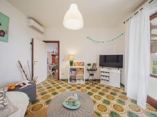 un soggiorno con divano e TV di Holiday Home Casa Giulia by Interhome a Seravezza