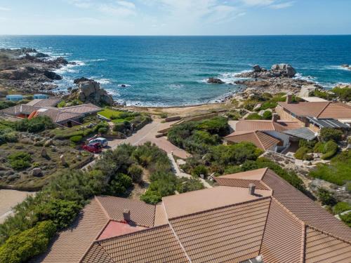 una vista aérea de una casa y del océano en Holiday Home Morellino by Interhome, en Aglientu