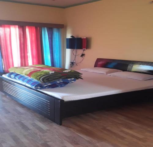 Ένα ή περισσότερα κρεβάτια σε δωμάτιο στο Sadbhavana Resort, Pithoragarh