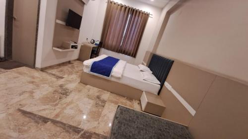 Un pat sau paturi într-o cameră la hotel keshav inn