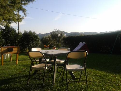 a table and chairs sitting in the grass at Agriturismo San Vito in Crocemaroggia