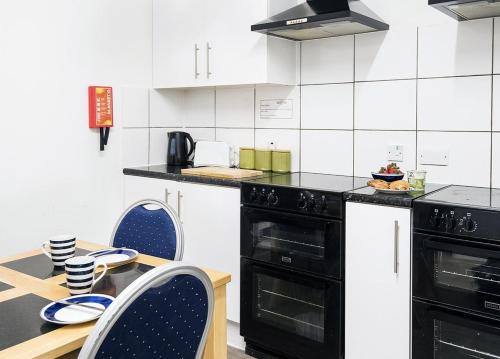 Η κουζίνα ή μικρή κουζίνα στο Royal Ashton Townhouse - Taunton