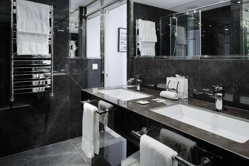a bathroom with two sinks and a large mirror at Hotel de Londres y de Inglaterra in San Sebastián