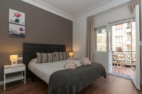 um quarto com uma cama com duas toalhas em Aribau em Barcelona