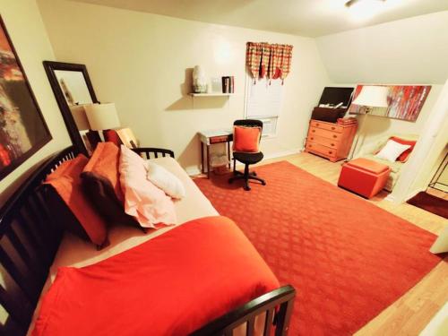 Room in Guest room - Fall Room 3min From Yale, And Other Colleges في نيو هافن: غرفة نوم مع سرير احمر كبير ومكتب