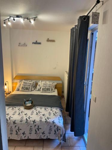 Postel nebo postele na pokoji v ubytování Gezellige Studio 1 slaapkamer, 3pers,strand,zee 50m