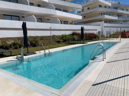 duży basen przed budynkiem w obiekcie Prachtig appartement met zeezicht in Estepona Costa del Sol w mieście Estepona