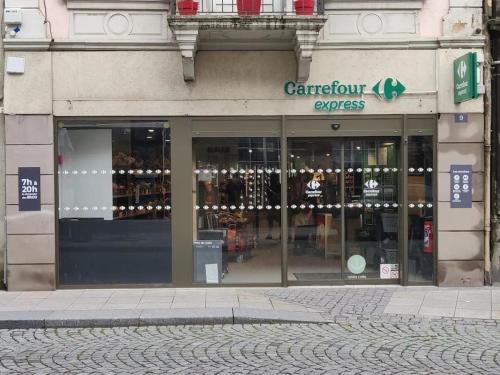 un negozio di fronte a un edificio con una vetrina di Très Bel appart charmant 85m2 parking gratuit a Molsheim
