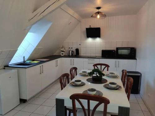 a kitchen with a table and chairs in a room at Très Bel appart charmant 85m2 parking gratuit in Molsheim