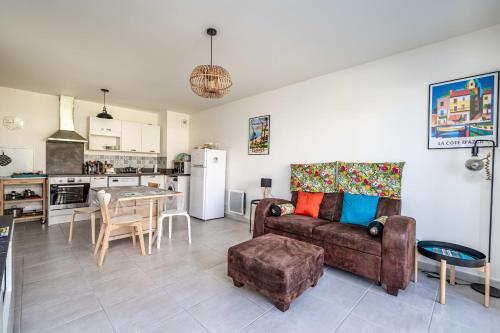 - un salon avec un canapé et une table dans l'établissement Air-conditioned flat with terrace garage and close to beaches, à Cannes