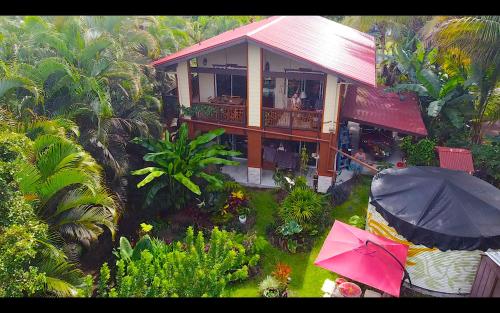 パホアにあるPhoenix Gardenのピンクの傘を持つ家屋の頭上