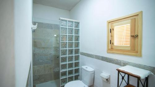 y baño con aseo y ducha. en Cuesta Blanca Montilla by Ruralidays, en Montilla
