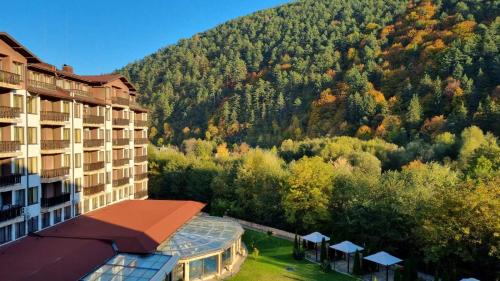 z powietrza widok na hotel i góry w obiekcie Мия 3 Спа хотел Свети Спас w mieście Welingrad