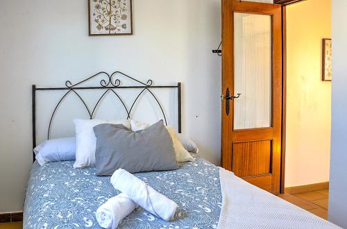 Un dormitorio con una cama con almohadas. en Apartamento Casa Pilatos, en Sevilla