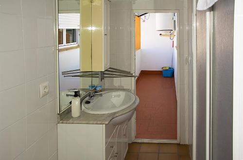 y baño con lavabo y espejo. en Apartamento Casa Pilatos, en Sevilla