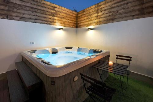 a jacuzzi tub in the middle of a room at Casa Miranda 1 in Candelaria