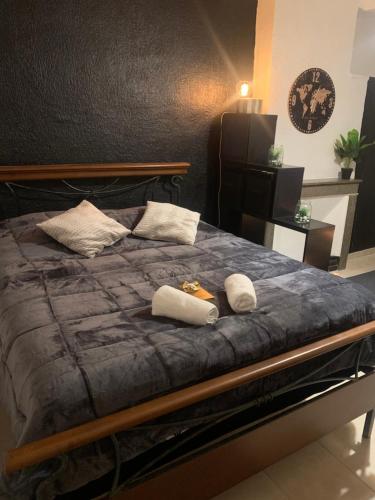 une chambre avec un lit avec deux serviettes dessus dans l'établissement Très belle suite dans le centre historique idéale pour 2 personnes, à Orange