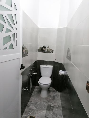 uma casa de banho com um WC branco num quarto em Le bel abri em Meknès