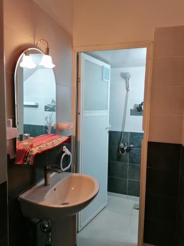 een badkamer met een wastafel en een douche bij Le bel abri in Meknès