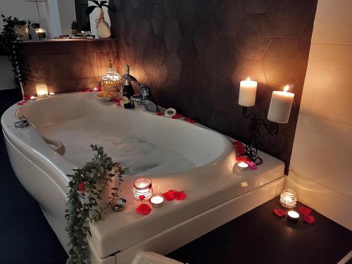 uma banheira com velas e luzes na casa de banho em Borgo Blu em Bacoli