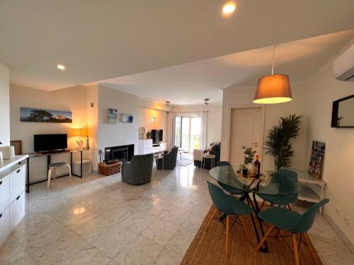 a living room with a dining table and a kitchen at Lux Cascais Ocean View in Parede