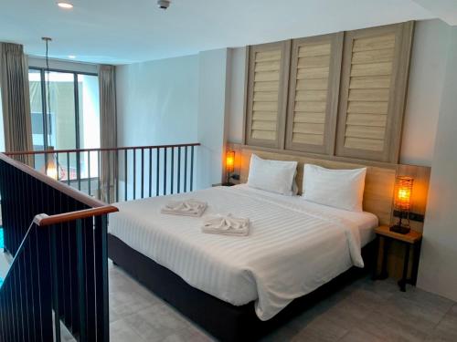Postel nebo postele na pokoji v ubytování Atom Phuket Hotel -SHA Plus
